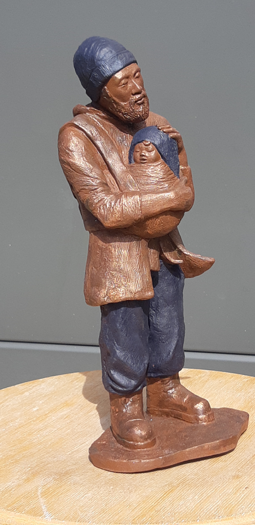 Sculpture en argile patinée représentant un père et son fils. Axelle Perret, Toulouse.