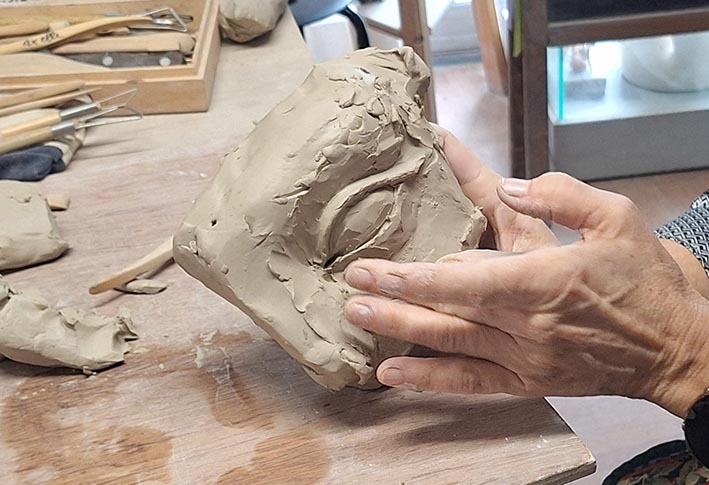 Œil droit en cours de réalisation pendant un cours de sculpture. Argile, terre, grès. Axelle Perret, Toulouse