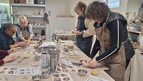 4 stagiaires en action avec la formatrice lors d'un cours de sculpture de la terre à l'atelier Bonamy de Toulouse